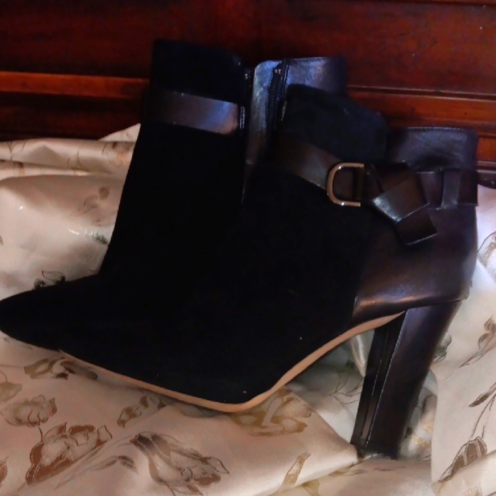 White House Black Market Elegant Black Ankle Boots Womens Size 8.5 M